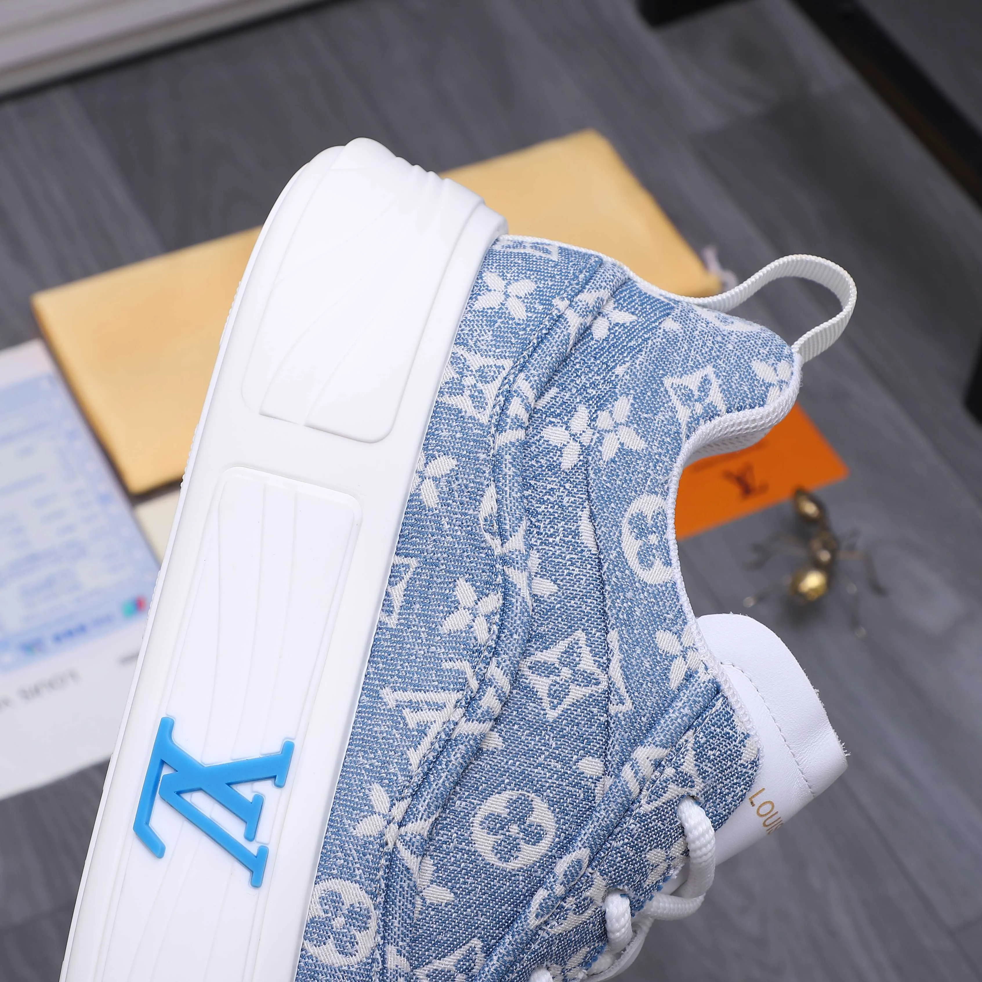 Men's shoes 💰560 Product trademark: LV [Louis Vuitton] casual shoes, regular size. Size: 38-46 (38.45.46 is custom-made and non-returnable) Product materials: Selected breathable denim woven upper, cowhide insole, mesh lining, original outsole